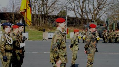 Bild: e
Kommandoübergabe: Oberst Gunter Bischoff (rechts), hinten Oberstleutnant Alexander Kolb, im Vordergrund Oberstleutnant Sebastian Erbe.