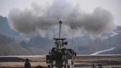 Bild: U.S. Army photo by Markus Rauchenberger
Französische Soldaten feuern während einer Artillerieübung in Grafenwöhr mit ihrem Geschütz "Camion Equipé d'un Système d'Artillerie" (CAESAR).