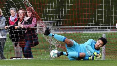Bild: btg
Pfreimds Keeper Dominik Aurich hatte beim Elfmeter von Fabian Eckert keine Abwehrchance. Die SpVgg unterlag am Mittwoch im Nachholspiel dem VfB Bach daheim mit 3:4.