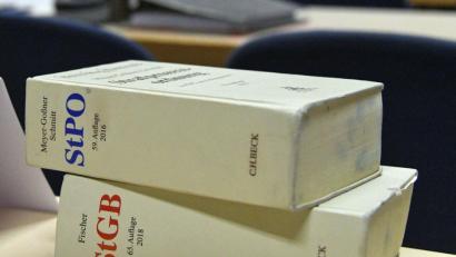 Bild: Henning Kaiser/dpa
Es könnte sein, dass ein 27-Jähriger ein psychisch kranker Straftäter ist, der dauerhaft in die Forensik muss.
Eine solche Entscheidung würde die Kompetenz des Schöffengerichts
übersteigen. Deswegen wird das Verfahren
ans Amberger Landgericht verwiesen.