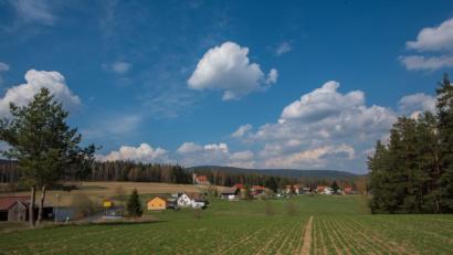 Bild: sds
Weiß und blau strahlt der Himmel über dem Steinwalddörfchen Wäldern mit der St.-Peter-Kirche.