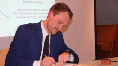 Bild: Konrad Rosner
Gregor Köstler stellte sein Buch „Zwischen Österreich und Bayern. Die Fraisch mit der Simultaneums-Pfarrei Neualbenreuth im 19. Jahrhundert“ vor.
