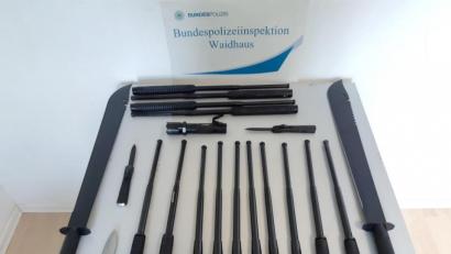 Bild: Bundespolizei
Dieses Arsenal entdeckten Fahnder der Bundespolizeiinspektion Waidhaus bei einem 22-jährigen Niederländer.