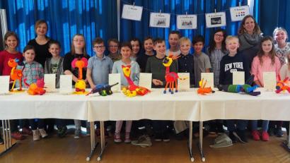 Bild: Bühner
Kinder der Montessori-Schule freuen sich über den Beifall, den sie nach Enthüllung ihrer Ausstellungsstücke erhalten haben. Mit dabei auch die beiden Lehrerinnen Sabrina Völkl (hinten, Erste von links) und Stefanie Scheidler (hinten, Zweite von rechts).