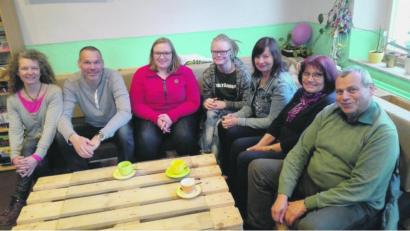 Bild: exb
Über die Entwicklung im JUgendzentrum freuen sich (von links) Grünen-Ortsvorsitzende und Stadträtin Yvonne Rösel, Klaus Rösel, Leiterin Cornelia Aschenbach, Elias Wolf, Stadträtin Gaby Mutzbauer, Waltraud Gnahn und Stadtrat Karl-Heinz Herbst, hier beim Probesitzen auf den von Jugendlichen gebauten Palettenmöbeln.
