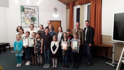 Bild: exb
Die Kreismusikschule Tirschenreuth veranstaltete ein öffentliches Schülervorspiel im Wiesauer Rathaus. Kreismusikschulleiter Tobias Böhm (von rechts) übergab mit Bürgermeister Toni Dutz die Urkunden.