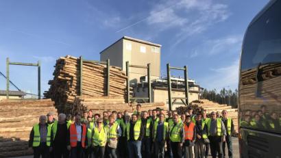 Bild: do
Auf Informationsfahrt durch den Landkreis Tirschenreuth begibt sich der CSU-Ortsverband Speinshart. Unser Bild zeigt die Reisegruppe vor dem Sägewerk der Firma Ziegler in Plößberg.