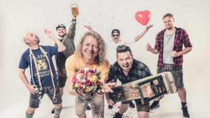 Bild: Holger Fichtner &amp; Patrick Schneiderwind
Die Troglauer Buam: Am Freitag, 17. Mai, ist die Oberpfälzer Band mit ihrer „Heavy Volxmusic“ zu Gast in Hahnbach.