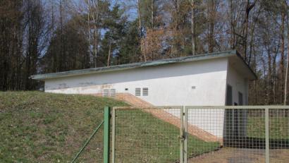 Bild: frd
Der Hochbehälter in Pertolzhofen ist innen und außen stark sanierungsbedürftig. Für die Wasserversorgung in einem Teil des Gemeindebereichs hat der Gemeinderat Maßnahmen auf den Weg gebracht. Diese werden eingehend bei einer Bürgerversammlung erläutert.