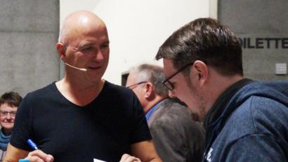 Bild: weu
Gerne gab Wolfgang Krebs seinen Fans Autogramme im Foyer der Schwarzachtalhalle.
