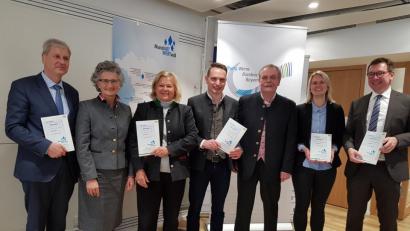 Bild: slu
Im Münchner Presseclub präsentieren Behördenvertreter und Redaktionsmitglieder - (von links) Ministerialdirektor Herbert Püls, Ingrid Ritt, Karin Oechslein, Stefan Schießl, Ludwig Schießl, ISB-Referentin Christina Neugebauer und Ministerialrat Peter Kammler die druckfrische "Handreichung" zur Dialektpflege im Schulunterricht.