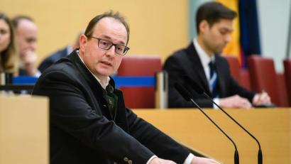 Bild: Matthias Balk, dpa
Markus Plenk spricht im Landtag.