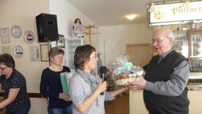 Bild: rn
Mit einer Stärkung für den Heimweg bedankte sich Maria Förster bei Ruhestandspfarrer Helmut Süß.