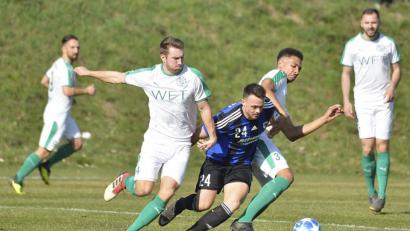 Bild: Ziegler
Nach zehn Spielen ohne Niederlage will Bayernliga-Spitzenreiter DJK Gebenbach (vorne links Jan Fischer, rechts Julian Ceesay) auch den TSV Großbardorf in die Zange nehmen.