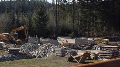 Bild: mmj
Der Unterbau für die Brücke in Muggenthal ist fertiggestellt, mit den Arbeiten für den Überbau wird in der nächsten Woche begonnen.