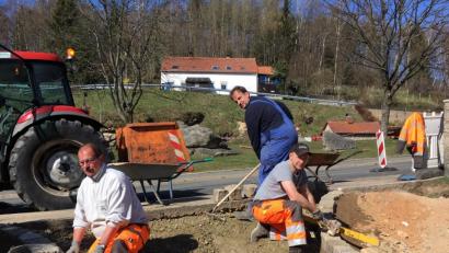Bild: cro
Der Zugang zum Spielplatz in der Torwiese wird barreierefrei. In zwei Wochen wollen die Bauhofmitarbeiter ihr Werk vollendet haben.