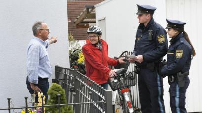Bild: Petra Hartl
Die Polizei in Amberg hat am Freitag eine große Aufklärungsaktion in der Stadt und in den Randgebieten gestartet. Denn immer mehr Fahrräder werden in Bayern gestohlen. Die Beamten fordern, dass Hausbesitzer ihre Garagen und Fahrradkeller absperren.