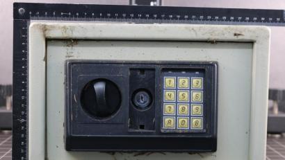 Bild: Polizei Vohenstrauß
In einem Waldstück bei Pleystein ist ein Tresor aufgetaucht.