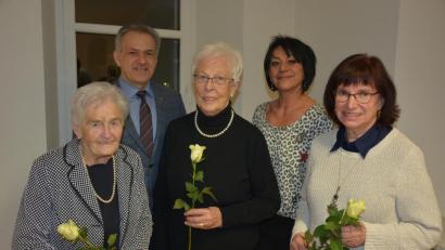 Bild: jr
Langjährige Mitglieder ehrte die Frauenunion Mitterteich. Unser Bild zeigt (von links) Anna Krämer, Bürgermeister Roland Grillmeier, Inge Mirl (stellvertretend für ihre Schwester Ilse Görlitz), Vorsitzende Alexandra Weiß und Margit Wild.