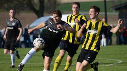 Bild: ham
Stullns Josef Lobinger (links) sah sich gleich zwei Angreifer der Sportfreunde Weidenthal/Guteneck gegenüber. Nach der Auftaktpleite muss der TSV jetzt im Derby gegen Schmidgaden liefern.