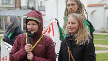 Bild: Wolfgang Steinbacher
Die beiden Studentinnen der Ostbayerischen Technischen Hochschule Amberg-Weiden, Larissa Köster (links) und Aziza Ernst, sind mittlerweile in Amberg mit Schülern gut vernetzt. Am Freitag, 12. April, heißt es in Amberg wieder "Fridays for future".