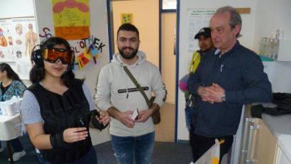 Bild: usc
Ein Alterssimulationsanzug verdeutlicht die Beschwerden, die Menschen im Alter haben, das heißt Einschränkungen im Gehen, Hören und Sehen. Beim Tag der offenen Tür konnten die interessierten Besucher den Anzug testen.