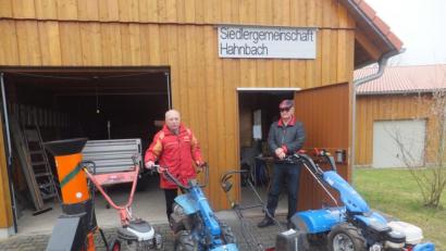 Bild: ibj
Mit Stolz präsentieren Vorsitzender Hans Luber (rechts) und Gerätewart Peter Wlach die Gerätschaften der Siedlergemeinschaft.