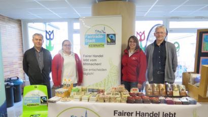 Bild: jzk
Wolfgang Würl (links) und Alfred Kick (rechts) bieten beim Blutspenden in Kemnath erstmals Fairtrade-Produkte als Belohnung an. Patricia Oettl, Leiterin des Sozialdienstes (Zweite von links), und Bereitschaftsleiterin Kristina Konz (Zweite von rechts) unterstützen diese Aktion.