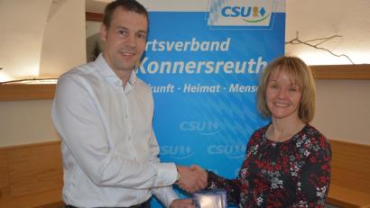 Bild: jr
CSU-Ortsvorsitzender Andreas Malzer dankte Susanne Wagner mit einem Geschenk für ihren informativen Vortrag zum Hospiz St. Felix in Neustadt/WN. Frau Wagner nannte das Hospiz einen Ort der Geborgenheit.