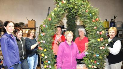 Bild: es
Sabine Winkler (Dritte von links) hat die Aktion organisiert. Mit Fichtenstreu aus dem geologischen Lehrpfad und Thujen von der Familie Kick in der Kleinschwandner Straße schmücken die Siedler die Osterkrone im Bauhof.