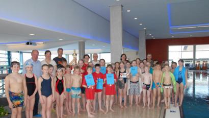 Bild: pop
Kümmersbrucks Bürgermeister Roland Strehl (hinten links) gratuliert den erfolgreichen Schwimmern.