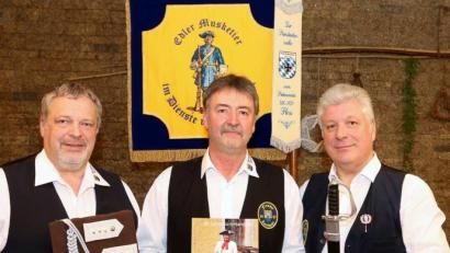 Bild: mef
Oberleutnant Manfred Bäuml hatte in seiner Laudatio zum Zehnjährigen von Kommandant Franz Schmidt die Verdienste herausgestellt und mit den Obersten Dienstherrn, Bürgermeister Günter Stich für Überraschungen bei den Präsenten gesorgt (Bild von links ).