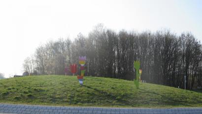 Bild: jzk
Nicht ablenken lassen dürfen sich die Verkehrsteilnehmer von der bunten Tulpenpracht auf dem Kreisverkehr.