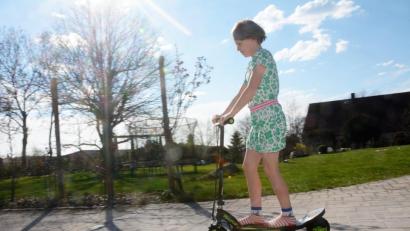 Bild: Gabi Schönberger
Noch ist das Fahren mit den E-Tretrollern nur auf dem Privatgelände erlaubt. Bald sollen die Zweiräder mit bis zu 20 Kilometern pro Stunde durch die Gegend flitzen dürfen. Wie das wohl wird, darüber grübeln derzeit Polizei, Händler und Versicherer.