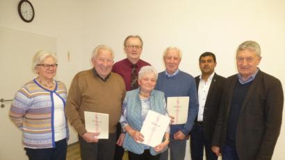 Bild: bk
Für 50-jährige Treue zur KAB ehrt Josef Wismet(hinten Mitte) mit der goldenen Ehrennadel Georg Hoffmann. Silber erhalten Rosa und Hermann Miedl . Dazu gratulieren Teamsprecherin Sieglinde Koppmann, Pater Prince und Herbert Rudolph (von links).