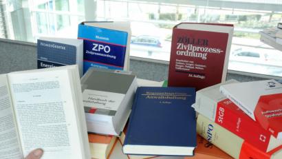 Bild: Stephan Huber
Zwei Waschwannen voll Bücher und Unterlagen bringt der 71-Jährige aus dem Kreis Neustadt in die Redaktion. Dutzende Bände hat er gelesen, um sich auf seine Prozesse vorzubereiten, vor allem Bücher über Anwaltshaftung.