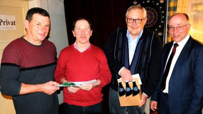 Bild: do
Mit ihrem Rückzug nach Jahrzehnten im Amt leiten Jagdvorsteher Alfons Höllerl und Schriftführer Franz Gradl (Zweiter und Dritter von links) einen Generationswechsel bei der Jagdgenossenschjaft ein. Stellvertretender Jagdvorsteher Josef Ackermann (links) und Bürgermeister Albert Nickl (rechts) würdigen ihre Verdienste.
