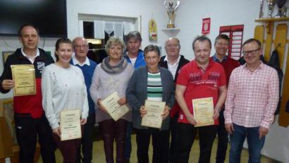 Bild: usc
Ehrungen gab es für 10, 20, 30, 40 und 50 Jahre Mitgliedschaft im FSV Gärbershof, wobei der Großteil der zu Ehrenden fehlte. Von links das neue Ehrenmitglied Peter Hilburger, Jenny Schmid (10 Jahre), Hans Höfler, der eine hohe Ehrung durch den Landessportverband erfuhr, Ulrike Korndörfer (10), Ulrich Michl (40), Christine Lau (30), Josef Rokita (10), Kilian Graf (30 Jahre Vereinsarbeit), Rainer Stammler (40) und Vorsitzender Siegfried Jobst.