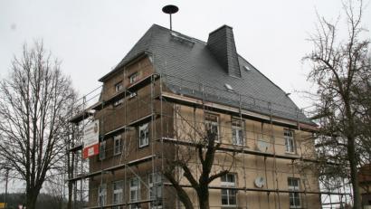 Bild: fpoz
Die Sanierung des ehemaligen Schulhauses in Lengenfeld läuft. Der Stadtrat hat in nichtöffentlicher Sitzung die Baumeisterarbeiten (34.871 Euro) und die Putzarbeiten (68.578 Euro) vergeben.