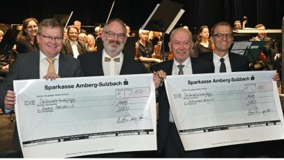 Bild: Petra Hartl
OB Michael Cerny (links) und Siemens-Standortleiter Günter Jakesch (rechts) übergaben die Schecks an Wolfgang Schmalzbauer (Zweiter von rechts) von der Caritas und Matthias Gruschwitz (Kaolinbahn).