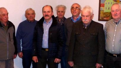 Bild: lgc
Herbert Schmid (rechts), Oswald Weidner (Dritter von rechts) und Georg Walberer (Zweiter von links) ergänzen das Team der Feldgeschworenen in der Gemeinde Schlammersdorf. Diesem gehören außerdem Franz Fehlner (links), Josef Nickl und Obmann Albert Schwemmer (Dritter und Vierter von links) sowie Rudi Rauh (Zweiter von rechts) an.