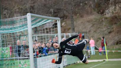 Bild: brü
Ammerthals Keeper Christoph Sommerer fliegt gerne und gut - es liegt an seinen Vorderleuten, etwas mehr Engagement zu zeigen.