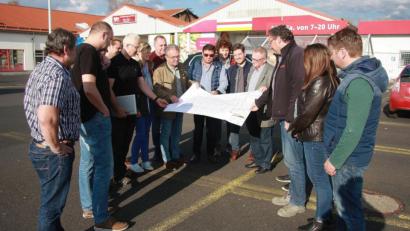 Bild: wro
Genau an dieser Stelle sollen 4 Ladenkassen entstehen, erläutere Karl Fürst (links) den Planungsstand des deutlich breiteren Rewe-Marktes an der Egerstraße.