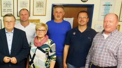 Bild: hai
Sie gehören die nächsten zwei Jahre dem TSV-Vorstand an: Stefan Koch, Christian Müller, Frank Meyer, Ingrid Sendelbeck, Rüdiger Kastl und Vorsitzender Manfred Porsch (von rechts).