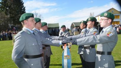 Bild: fz
Mit der Hand auf der Truppenfahned sprechen die Soldaten auf dem Sportplatz in Tännesberg das Gelöbnis.