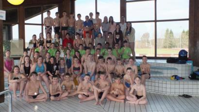 Bild: rbg
Die teilnehmenden Mannschaften beim Kreisfinale Schwimmen der weiterführenden Schulen mit Tirschenreuths Rektor Willi Trisl (obere Reihe, Zweiter von rechts) von oben nach unten: Realschule Kemnath (Altersklasse Mixed III), Mittelschule Kemnath (Mixed III), Grundschule Mitterteich (Mixed IV), Realschule Kemnath (Mixed IV), Mittelschule Wiesau (Mixed IV) und Mittelschule Waldsassen (Jungen IV).