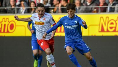 Bild: agentur_dpa
Jahn-Antreiber Andi Geipl (links) im Laufduell mit Bochums Südkoreaner Chung-Yong Lee.