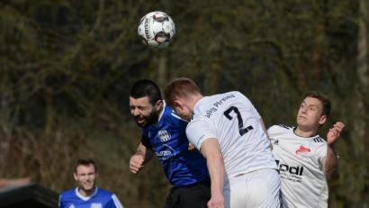 Bild: ham
Niedermurachs Aleksandar Mitushev (links) setzte sich in der Vorwoche im Kopfballduell gegen Pfreimds Fabian Biller durch.