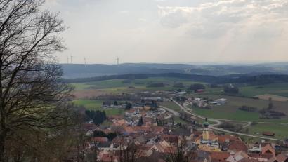 Bild: dob
Blick vom knapp 700 Meter hohen Schlossberg über Tännesberg. Im Frühling ist die Sicht frei, da die Bäume und Büsche noch keine Blätter tragen.
