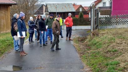 Bild: exb
Gemeinsam erkundeten die Teilnehmer das Gelände im Projektgebiet Konnersreuth und erörterten die Fließwege des Wassers in der Fläche.